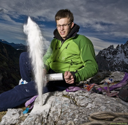 Johannes Olzewski beim Ausblasen eines Bohrlochs (Foto: Emile Duke)