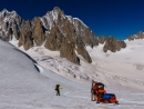 Bernhard Witz, Alain Custovic, Julien Millot und Thibault Cheval auf dem Weg zum Trident du Tacul. Das schwere Kletter- und Highline-Material wird auf einem Schlitten über den Glacier du Géant gezogen.
